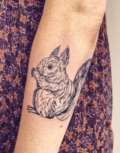 Фото пример рисунка тату белка 18,10,2021 - №0190 - squirrel tattoo - tattoo-photo.ru