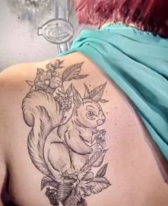 Фото пример рисунка тату белка 18,10,2021 - №0222 - squirrel tattoo - tattoo-photo.ru