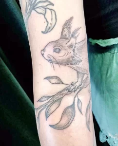 Фото пример рисунка тату белка 18,10,2021 - №0229 - squirrel tattoo - tattoo-photo.ru
