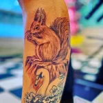 Фото пример рисунка тату белка 18,10,2021 - №0236 - squirrel tattoo - tattoo-photo.ru