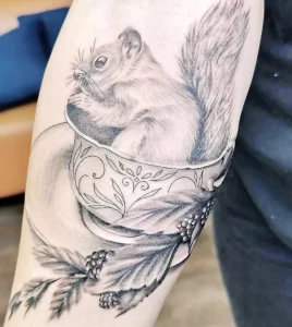 Фото пример рисунка тату белка 18,10,2021 - №0238 - squirrel tattoo - tattoo-photo.ru