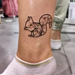 Фото пример рисунка тату белка 18,10,2021 - №0272 - squirrel tattoo - tattoo-photo.ru