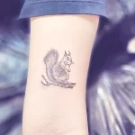 Фото пример рисунка тату белка 18,10,2021 - №0403 - squirrel tattoo - tattoo-photo.ru