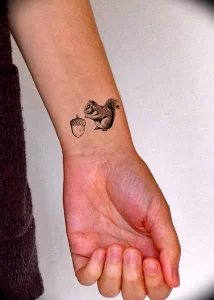 Фото пример рисунка тату белка 18,10,2021 - №0420 - squirrel tattoo - tattoo-photo.ru