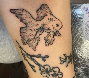 Фото тату золотая рыбка 07,12,2021 - №109 - goldfish tattoo - tattoo-photo.ru