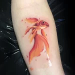 Фото тату золотая рыбка 07,12,2021 - №250 - goldfish tattoo - tattoo-photo.ru