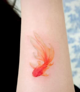 Фото тату золотая рыбка 07,12,2021 - №300 - goldfish tattoo - tattoo-photo.ru