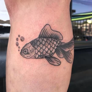 Фото тату золотая рыбка 07,12,2021 - №405 - goldfish tattoo - tattoo-photo.ru