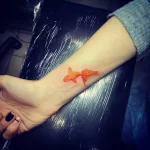 Фото тату золотая рыбка 07,12,2021 - №546 - goldfish tattoo - tattoo-photo.ru