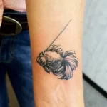 Фото тату золотая рыбка 07,12,2021 - №579 - goldfish tattoo - tattoo-photo.ru