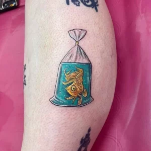 Фото тату золотая рыбка 07,12,2021 - №114 - goldfish tattoo - tattoo-photo.ru