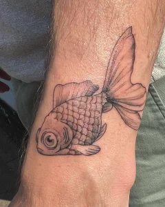 Фото тату золотая рыбка 07,12,2021 - №118 - goldfish tattoo - tattoo-photo.ru