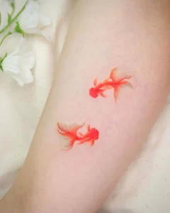 Фото тату золотая рыбка 07,12,2021 - №126 - goldfish tattoo - tattoo-photo.ru