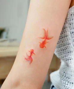 Фото тату золотая рыбка 07,12,2021 - №127 - goldfish tattoo - tattoo-photo.ru