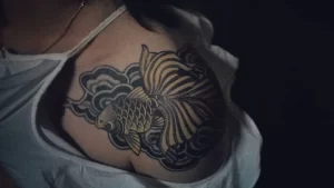 Фото тату золотая рыбка 07,12,2021 - №172 - goldfish tattoo - tattoo-photo.ru