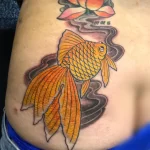 Фото тату золотая рыбка 07,12,2021 - №184 - goldfish tattoo - tattoo-photo.ru