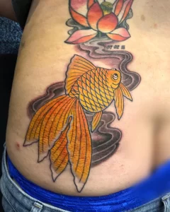 Фото тату золотая рыбка 07,12,2021 - №184 - goldfish tattoo - tattoo-photo.ru