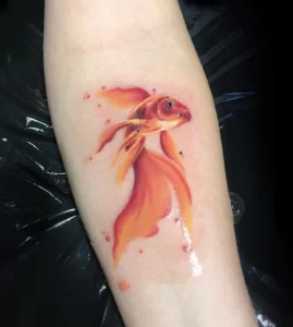 Фото тату золотая рыбка 07,12,2021 - №250 - goldfish tattoo - tattoo-photo.ru
