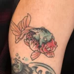 Фото тату золотая рыбка 07,12,2021 - №321 - goldfish tattoo - tattoo-photo.ru