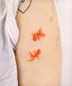 Фото тату золотая рыбка 07,12,2021 - №337 - goldfish tattoo - tattoo-photo.ru