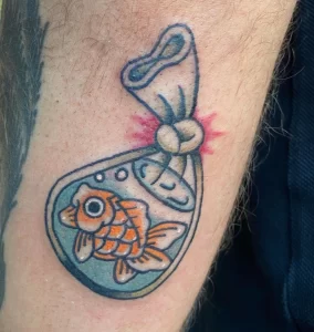 Фото тату золотая рыбка 07,12,2021 - №349 - goldfish tattoo - tattoo-photo.ru