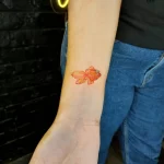 Фото тату золотая рыбка 07,12,2021 - №373 - goldfish tattoo - tattoo-photo.ru