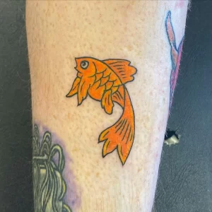 Фото тату золотая рыбка 07,12,2021 - №378 - goldfish tattoo - tattoo-photo.ru