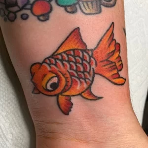 Фото тату золотая рыбка 07,12,2021 - №383 - goldfish tattoo - tattoo-photo.ru