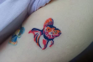 Фото тату золотая рыбка 07,12,2021 - №409 - goldfish tattoo - tattoo-photo.ru