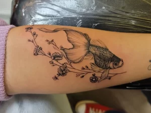 Фото тату золотая рыбка 07,12,2021 - №473 - goldfish tattoo - tattoo-photo.ru