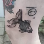 Фото тату золотая рыбка 07,12,2021 - №476 - goldfish tattoo - tattoo-photo.ru