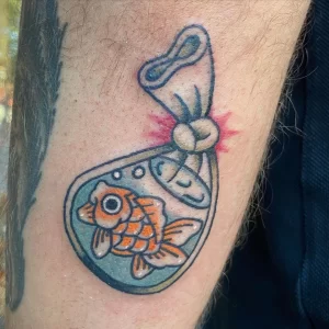 Фото тату золотая рыбка 07,12,2021 - №529 - goldfish tattoo - tattoo-photo.ru
