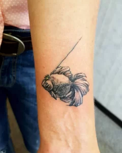 Фото тату золотая рыбка 07,12,2021 - №579 - goldfish tattoo - tattoo-photo.ru