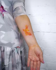 Фото тату золотая рыбка 07,12,2021 - №599 - goldfish tattoo - tattoo-photo.ru