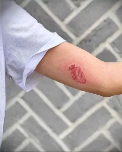 Фото тату красное сердце 02.01.22 №0015 - tattoo heart - tattoo-photo.ru