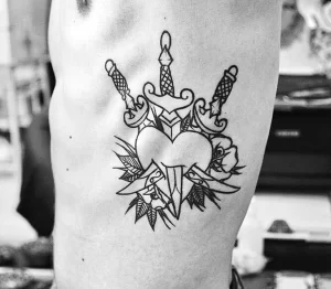 Фото тату нож в сердце 02.01.22 №0017 - tattoo heart - tattoo-photo.ru