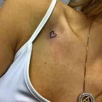 Фото тату сердце на ключице 02.01.22 №0008 - tattoo heart - tattoo-photo.ru