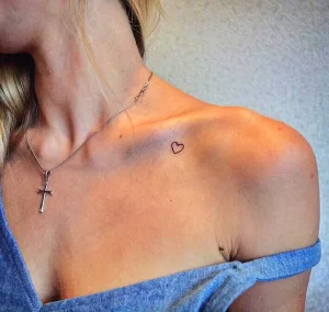 Фото тату сердце на ключице 02.01.22 №0011 - tattoo heart - tattoo-photo.ru