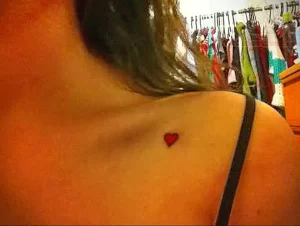 Фото тату сердце на ключице 02.01.22 №0031 - tattoo heart - tattoo-photo.ru