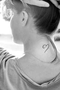 Фото тату сердце на шее 02.01.22 №0005 - tattoo heart - tattoo-photo.ru