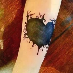 Фото тату черное сердце 02.01.22 №0019 - tattoo heart - tattoo-photo.ru