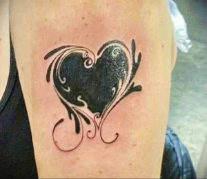 Фото тату черное сердце 02.01.22 №0024 - tattoo heart - tattoo-photo.ru