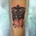 Фото сердце тату корона 02.01.22 №0002 - tattoo heart - tattoo-photo.ru