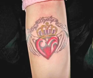 Фото сердце тату корона 02.01.22 №0004 - tattoo heart - tattoo-photo.ru