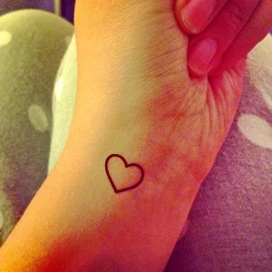 Фото тату в виде сердца 02.01.22 №0021 - tattoo heart - tattoo-photo.ru