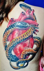 Фото тату змея сердце 02.01.22 №0003 - tattoo heart - tattoo-photo.ru