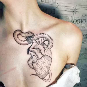 Фото тату змея сердце 02.01.22 №0005 - tattoo heart - tattoo-photo.ru