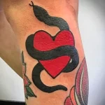 Фото тату змея сердце 02.01.22 №0006 - tattoo heart - tattoo-photo.ru
