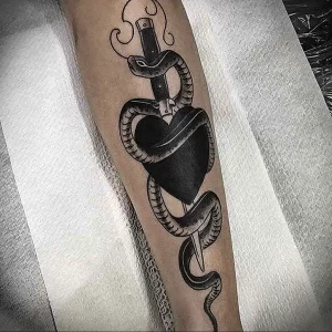 Фото тату змея сердце 02.01.22 №0009 - tattoo heart - tattoo-photo.ru