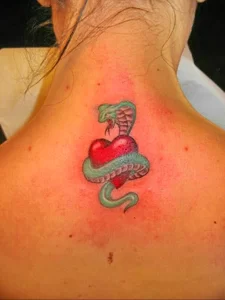 Фото тату змея сердце 02.01.22 №0010 - tattoo heart - tattoo-photo.ru